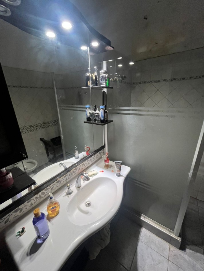 VENTA PH 6 AMBIENTES C/LOCAL COMERCIAL MUY BUENA UBICACION ***SIN EXPENSAS *** 