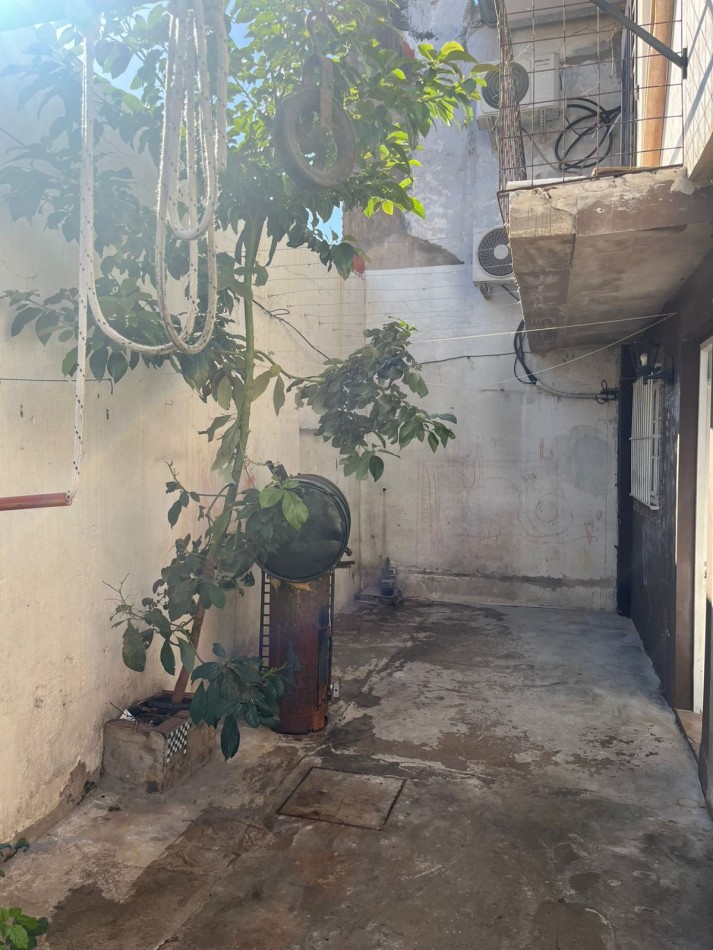 VENTA PH 4 AMBIENTES CON PATIO, BALCON TERRAZA A MEJORAR ***SIN EXPENSAS***