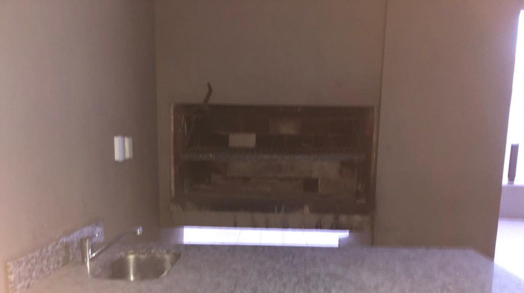 SE ALQUILA MONOAMBIENTE AMPLIO CONTRAFRENTE CON BALCON, SUM PARRILLA Y LAUNDRY 
