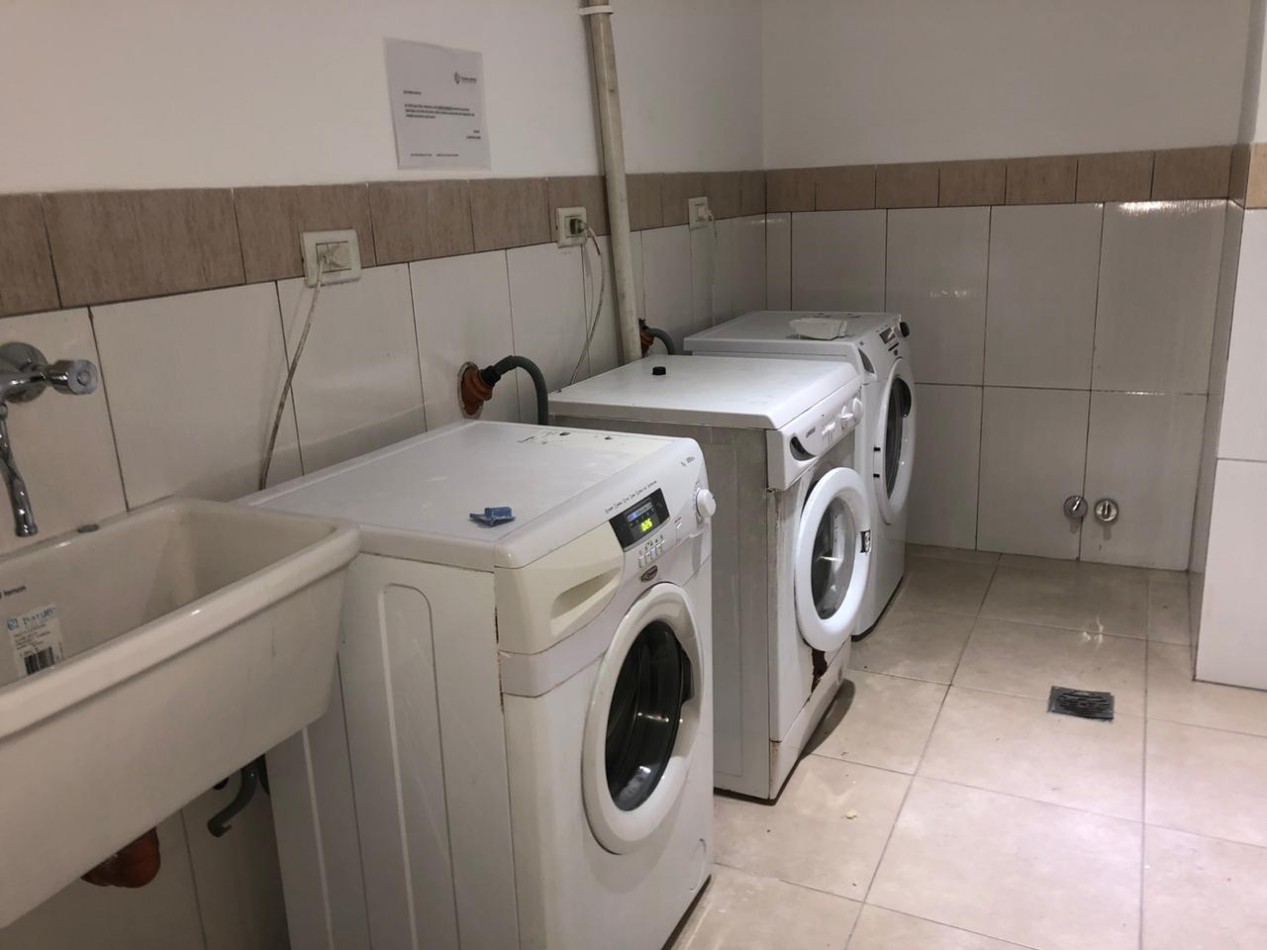 SE ALQUILA MONOAMBIENTE AMPLIO CONTRAFRENTE CON BALCON, SUM PARRILLA Y LAUNDRY 
