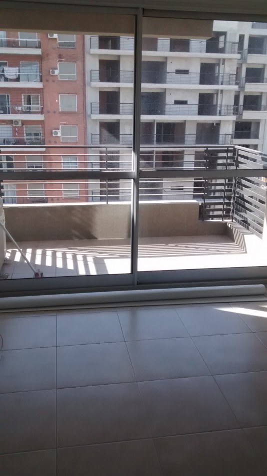 SE ALQUILA MONOAMBIENTE AMPLIO CONTRAFRENTE CON BALCON, SUM PARRILLA Y LAUNDRY 