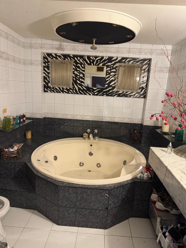 OPORTUNIDAD !!CASA 6 AMBIENTES CON PILETA, PARRILLA COCHERA PARA DOS AUTOS ***APTO CREDITO O FINANCIACION /PERMUTA MENOR VALOR***