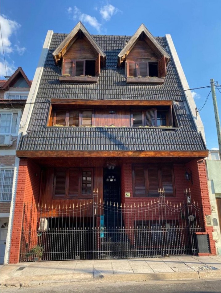 OPORTUNIDAD !!CASA 6 AMBIENTES CON PILETA, PARRILLA COCHERA PARA DOS AUTOS ***APTO CREDITO O FINANCIACION /PERMUTA MENOR VALOR***