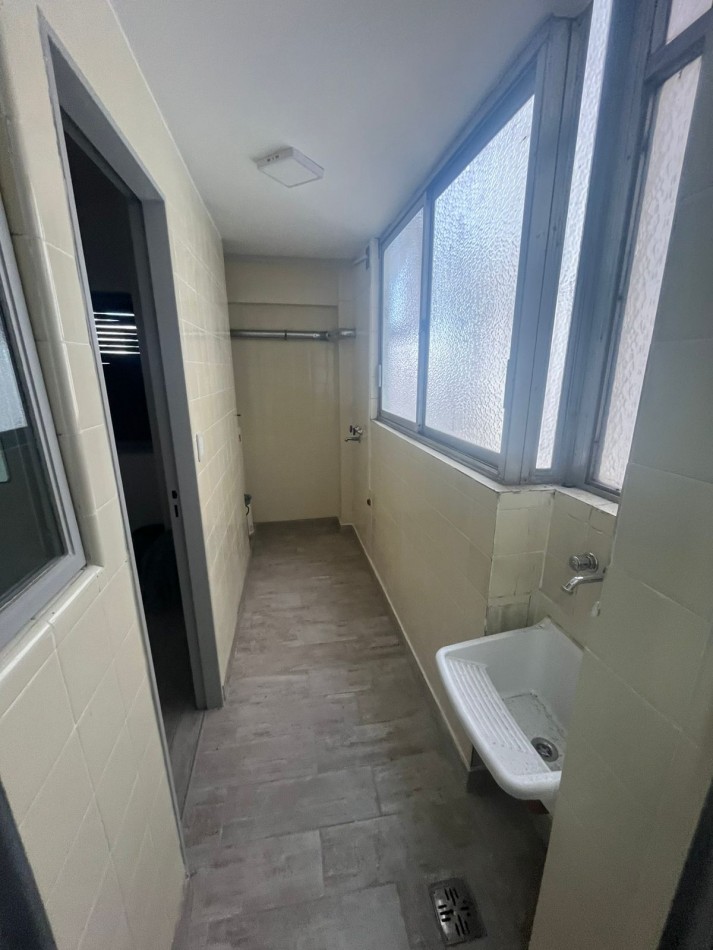 VENTA DEPTO. 4 AMBIENTES AL FRENTE CON COCHERA ***APTO CREDITO BANCARIO****