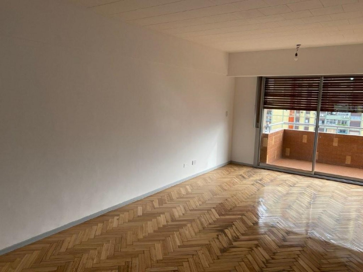 VENTA DEPTO. 4 AMBIENTES AL FRENTE CON COCHERA ***APTO CREDITO BANCARIO****