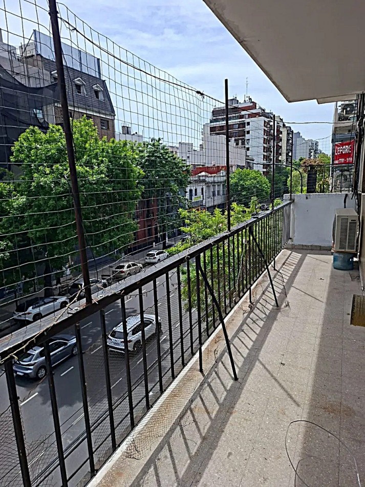 Muy Luminoso De 3 Ambientes con Balcon al Fte. En Almagro A Una Cuadra Del Hospital Italiano