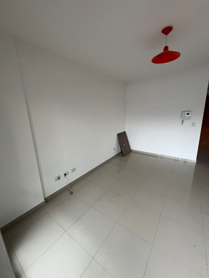 SE ALQUILA MONOAMBIENTE AL FRENTE CON BALCON SOBRE AVENIDA MUY LUMINOSO 