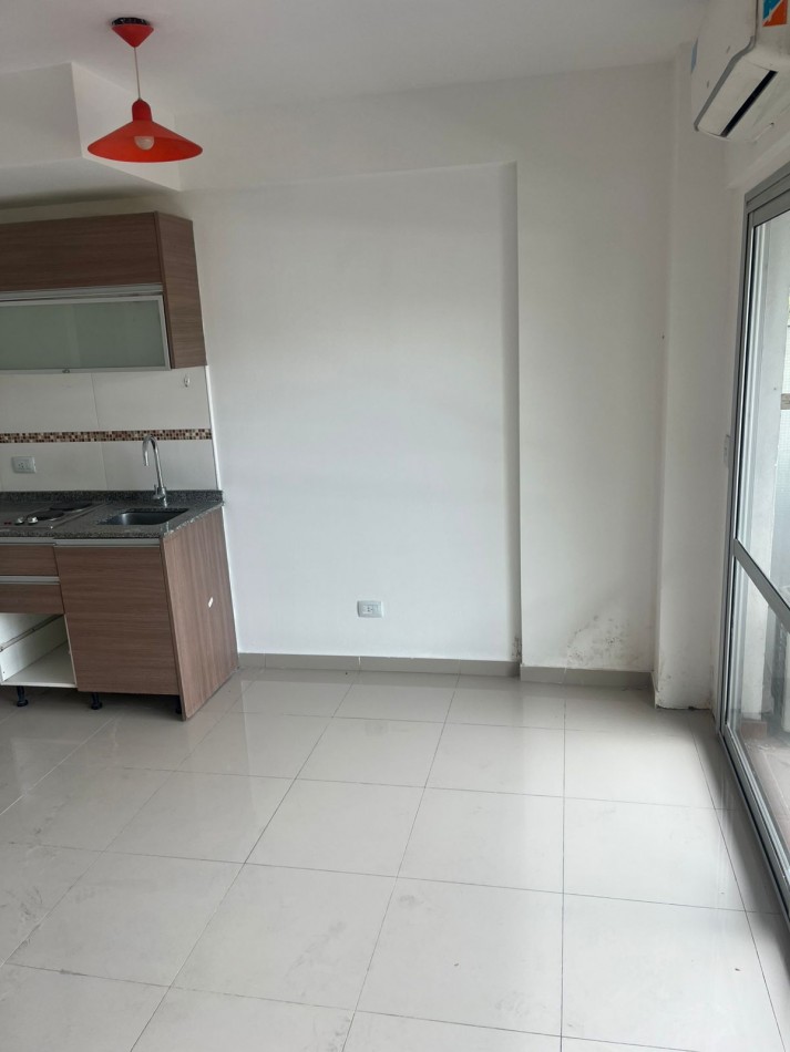 SE ALQUILA MONOAMBIENTE AL FRENTE CON BALCON SOBRE AVENIDA MUY LUMINOSO 