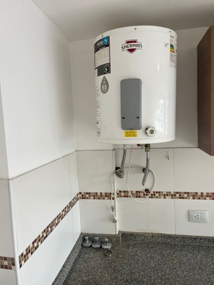 SE ALQUILA MONOAMBIENTE AL FRENTE CON BALCON SOBRE AVENIDA MUY LUMINOSO 