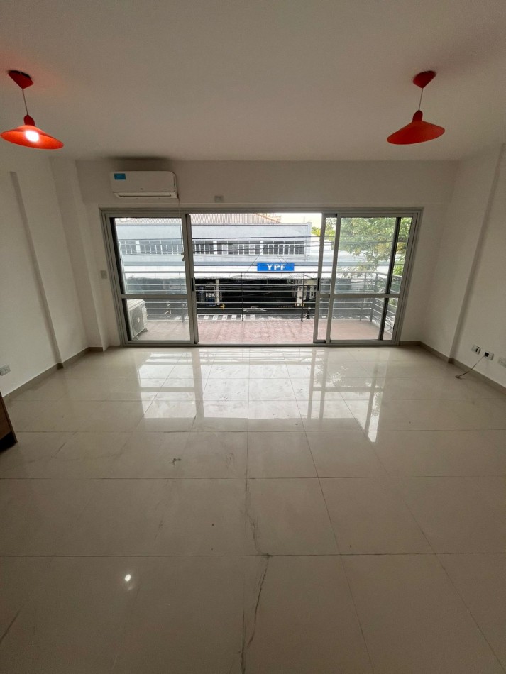 SE ALQUILA MONOAMBIENTE AL FRENTE CON BALCON SOBRE AVENIDA MUY LUMINOSO 