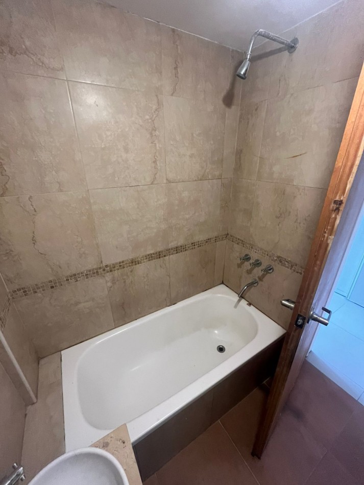 SE ALQUILA MONOAMBIENTE AL FRENTE CON BALCON SOBRE AVENIDA MUY LUMINOSO 