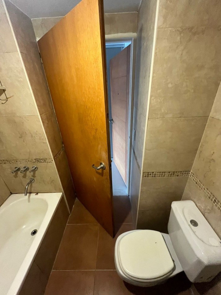 SE ALQUILA MONOAMBIENTE AL FRENTE CON BALCON SOBRE AVENIDA MUY LUMINOSO 