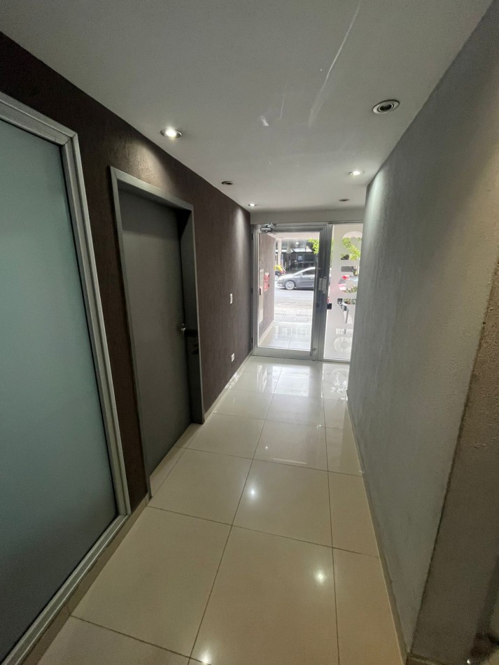 SE ALQUILA MONOAMBIENTE AL FRENTE CON BALCON SOBRE AVENIDA MUY LUMINOSO 