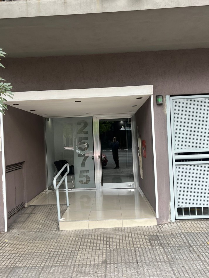 SE ALQUILA MONOAMBIENTE AL FRENTE CON BALCON SOBRE AVENIDA MUY LUMINOSO 