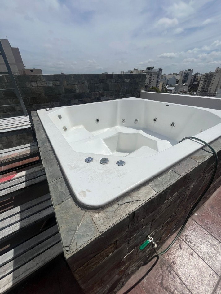 SE ALQUILA MONOAMBIENTE AL FRENTE CON BALCON SOBRE AVENIDA MUY LUMINOSO 