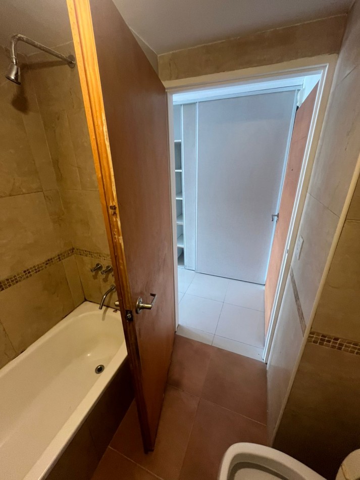 SE ALQUILA MONOAMBIENTE AL FRENTE CON BALCON SOBRE AVENIDA MUY LUMINOSO 