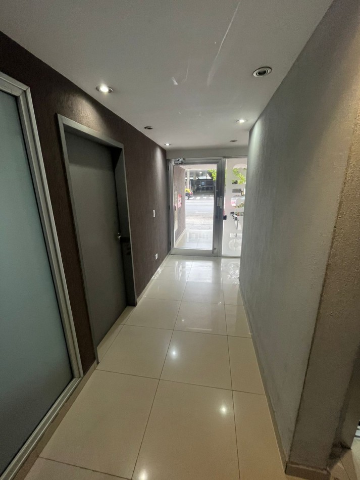 SE ALQUILA MONOAMBIENTE AL FRENTE CON BALCON SOBRE AVENIDA MUY LUMINOSO 