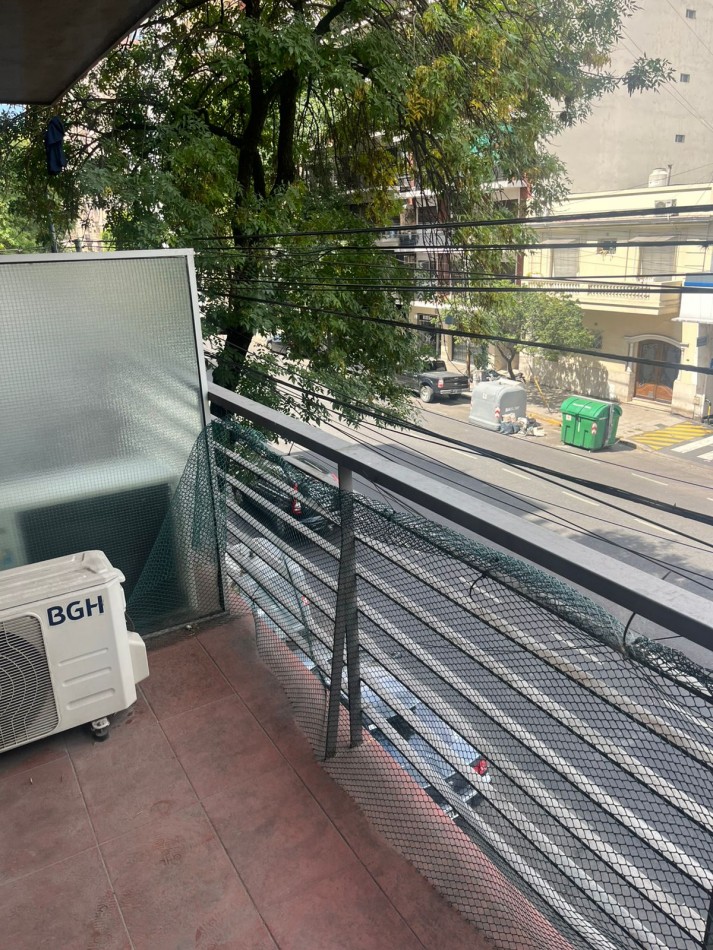 SE ALQUILA MONOAMBIENTE AL FRENTE CON BALCON SOBRE AVENIDA MUY LUMINOSO 