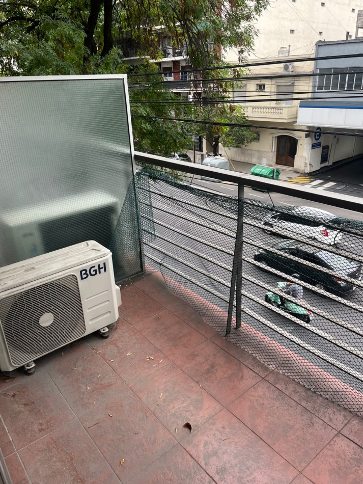 SE ALQUILA MONOAMBIENTE AL FRENTE CON BALCON SOBRE AVENIDA MUY LUMINOSO 
