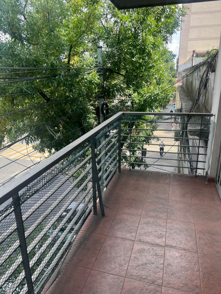 SE ALQUILA MONOAMBIENTE AL FRENTE CON BALCON SOBRE AVENIDA MUY LUMINOSO 