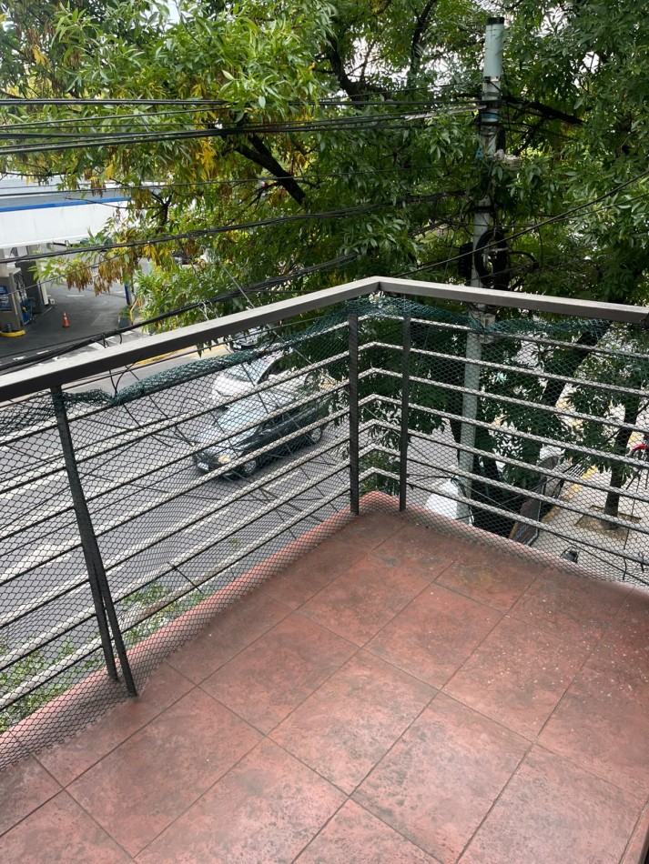 SE ALQUILA MONOAMBIENTE AL FRENTE CON BALCON SOBRE AVENIDA MUY LUMINOSO 