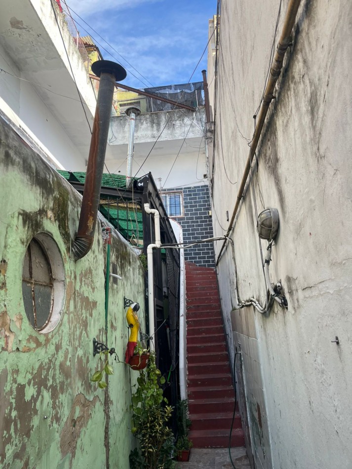 OPORTUNIDAD PH A RECICLAR PRIMER PISO POR ESCALERA APTO CREDITO BANCARIO 