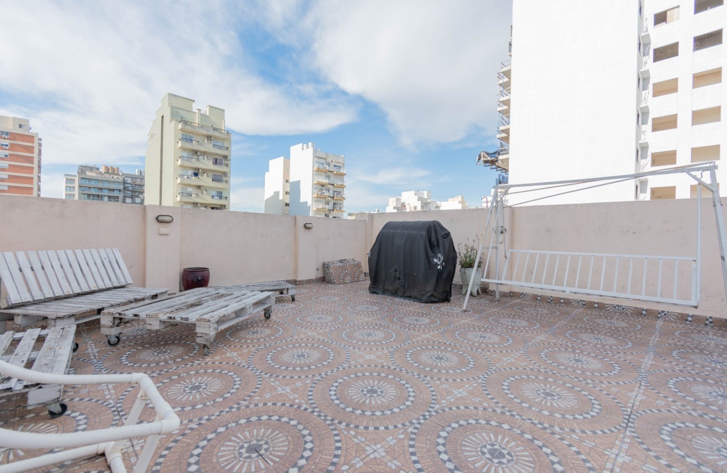 EXCELENTE PH ESTILO ANTIGUO AL FRENTE CON TERRAZA SIN EXPENSAS ****APTO CREDITO BANCARIO****