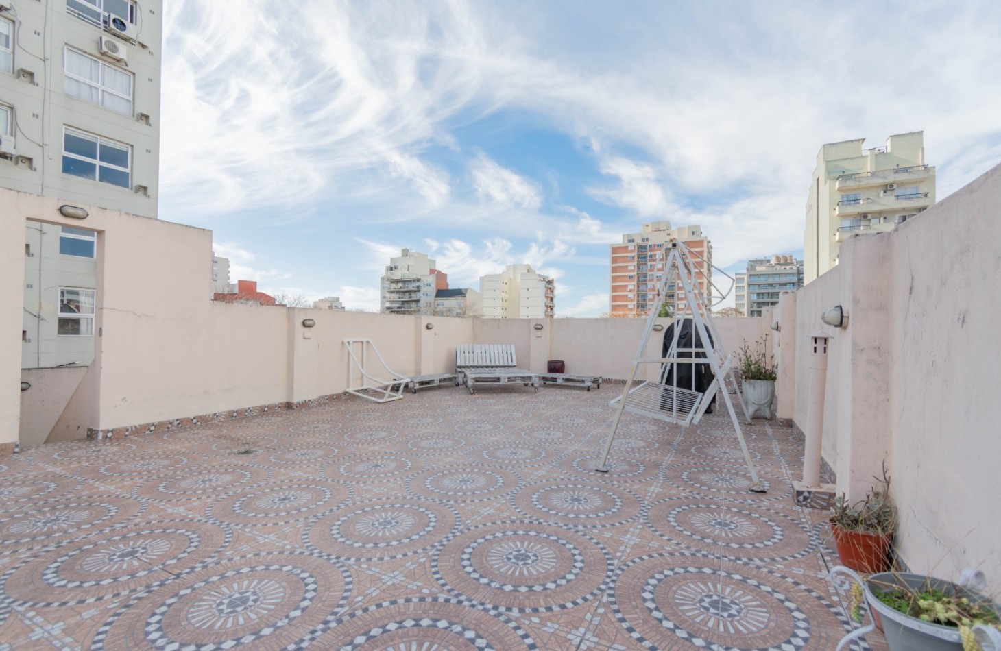 EXCELENTE PH ESTILO ANTIGUO AL FRENTE CON TERRAZA SIN EXPENSAS ****APTO CREDITO BANCARIO****