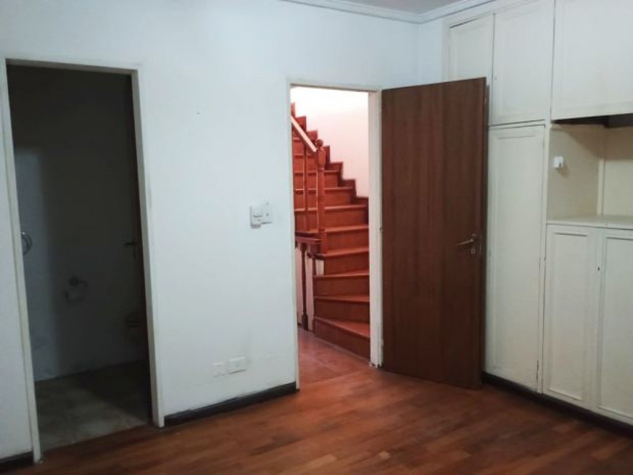 SE VENDE TRIPLEX 4 AMBIENTES EXCELENTE UBICACION !! SIN EXPENSAS
