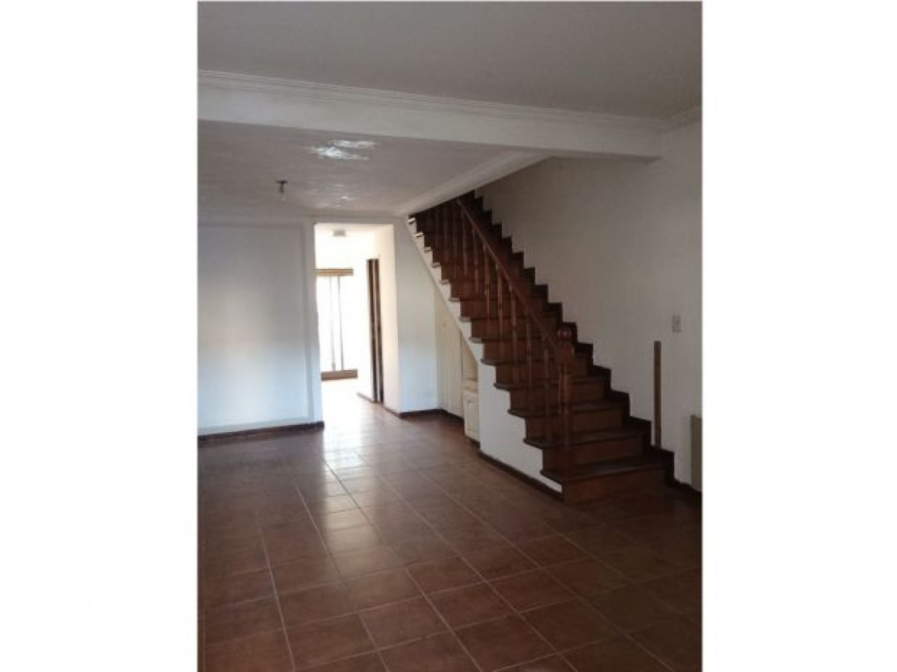 SE VENDE TRIPLEX 4 AMBIENTES EXCELENTE UBICACION !! SIN EXPENSAS