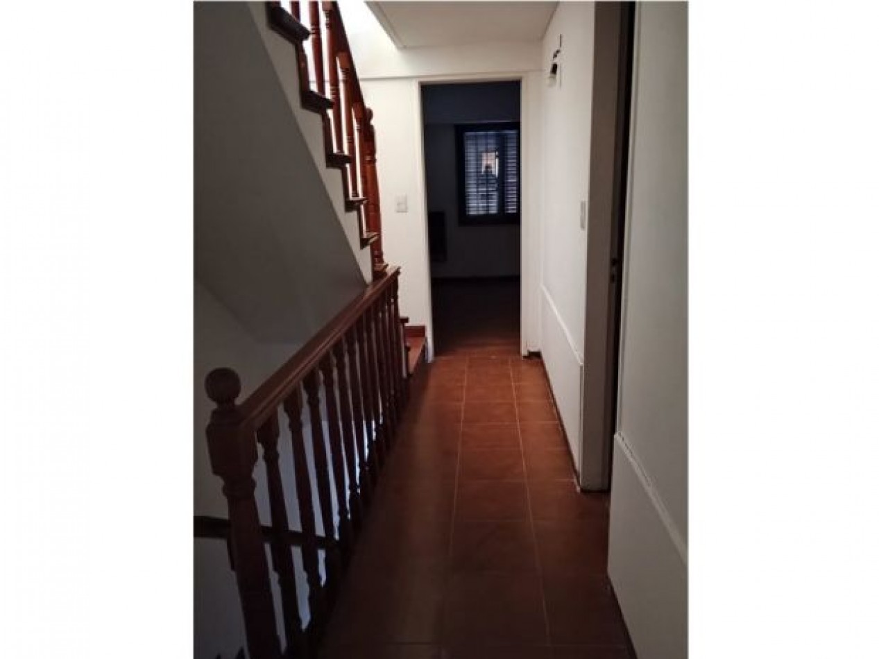 SE VENDE TRIPLEX 4 AMBIENTES EXCELENTE UBICACION !! SIN EXPENSAS
