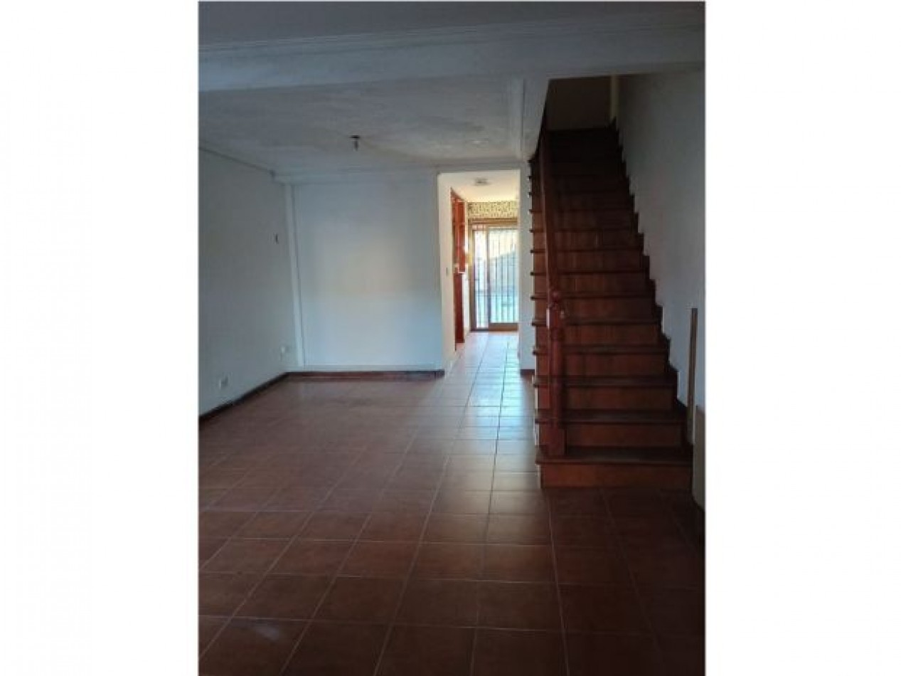 SE VENDE TRIPLEX 4 AMBIENTES EXCELENTE UBICACION !! SIN EXPENSAS