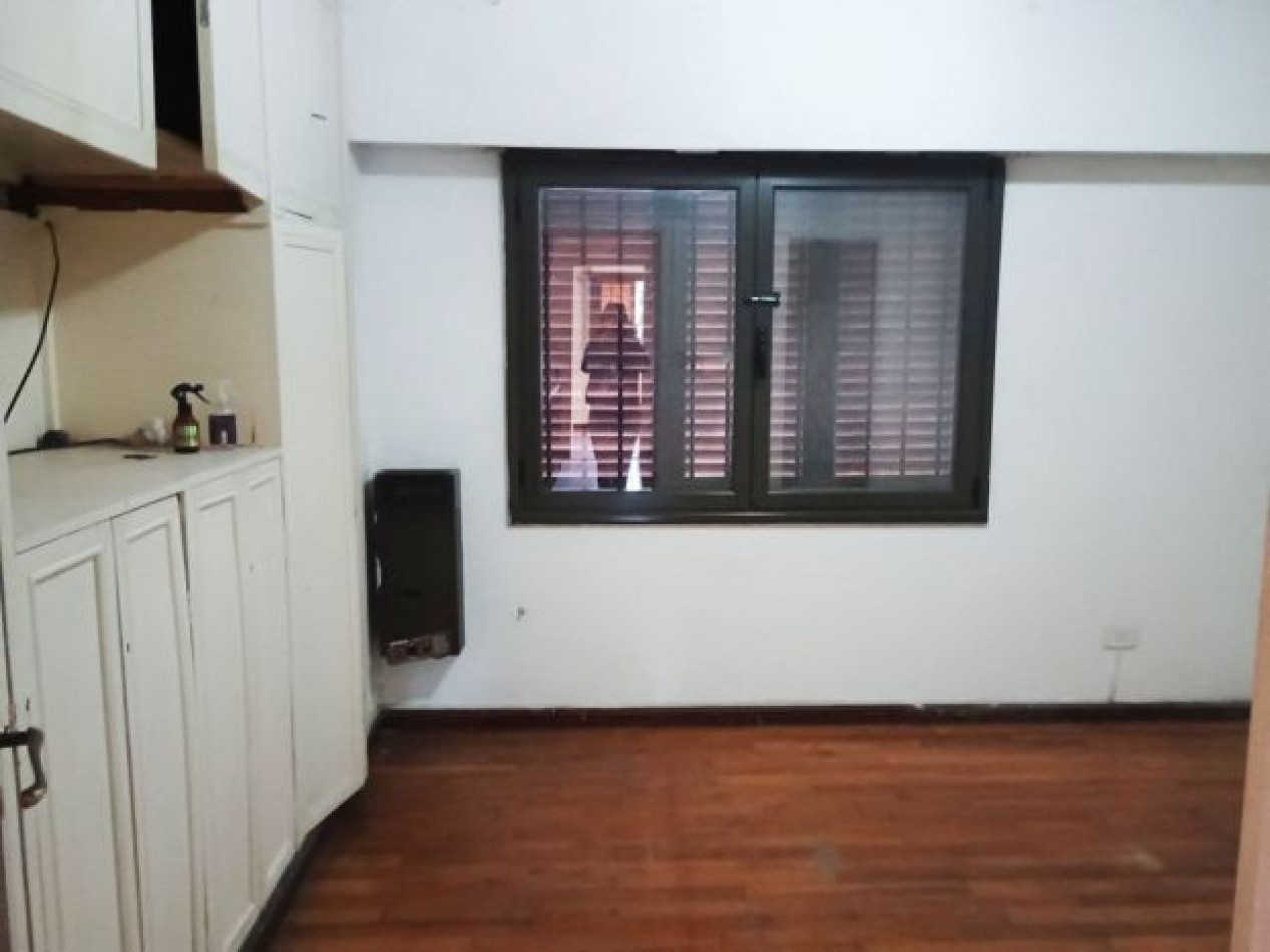 SE VENDE TRIPLEX 4 AMBIENTES EXCELENTE UBICACION !! SIN EXPENSAS
