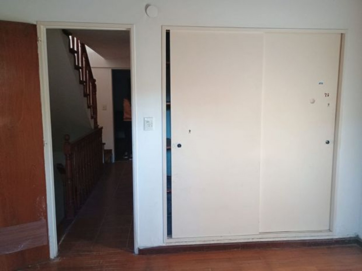 SE VENDE TRIPLEX 4 AMBIENTES EXCELENTE UBICACION !! SIN EXPENSAS