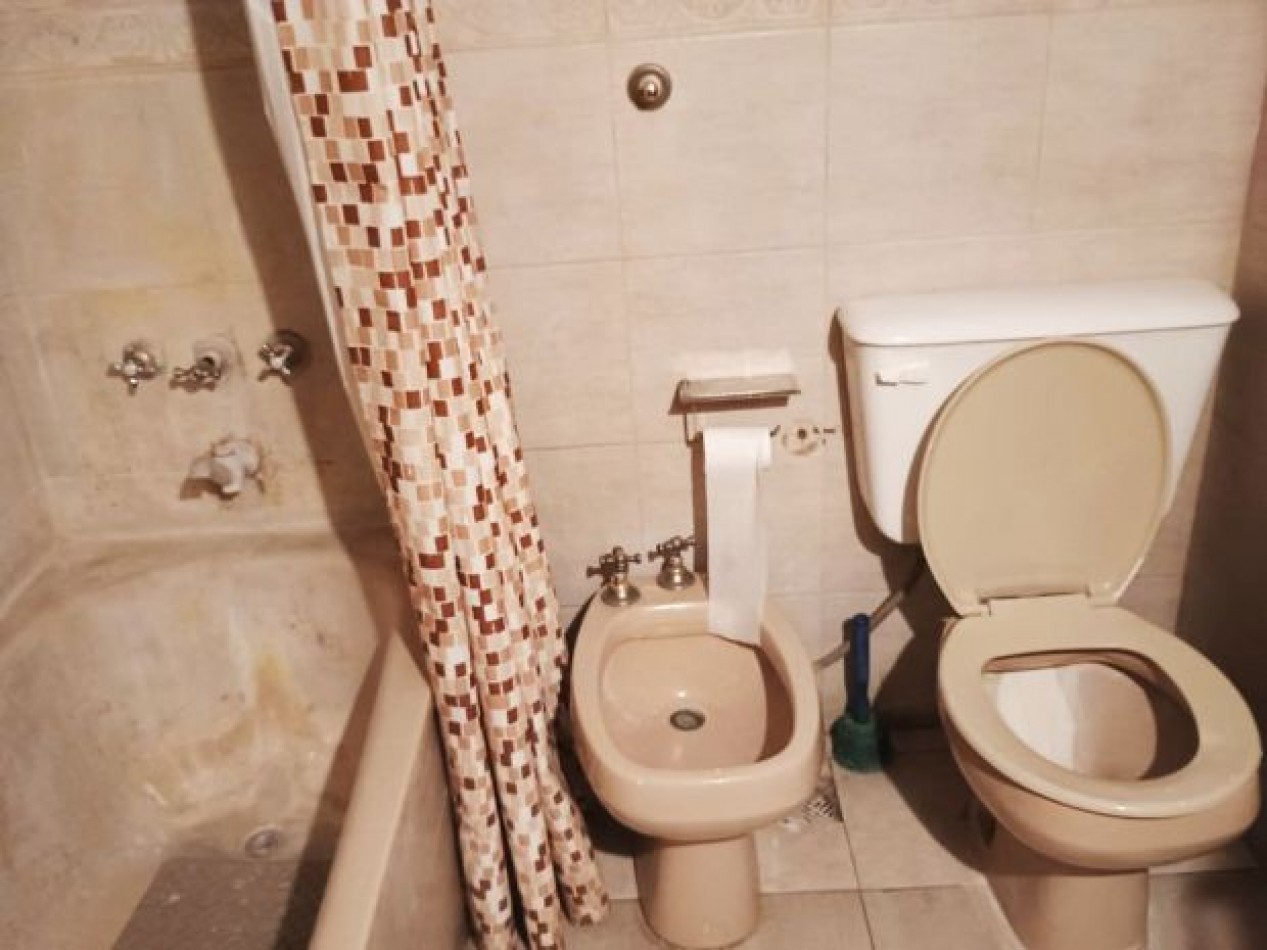 SE VENDE TRIPLEX 4 AMBIENTES EXCELENTE UBICACION !! SIN EXPENSAS