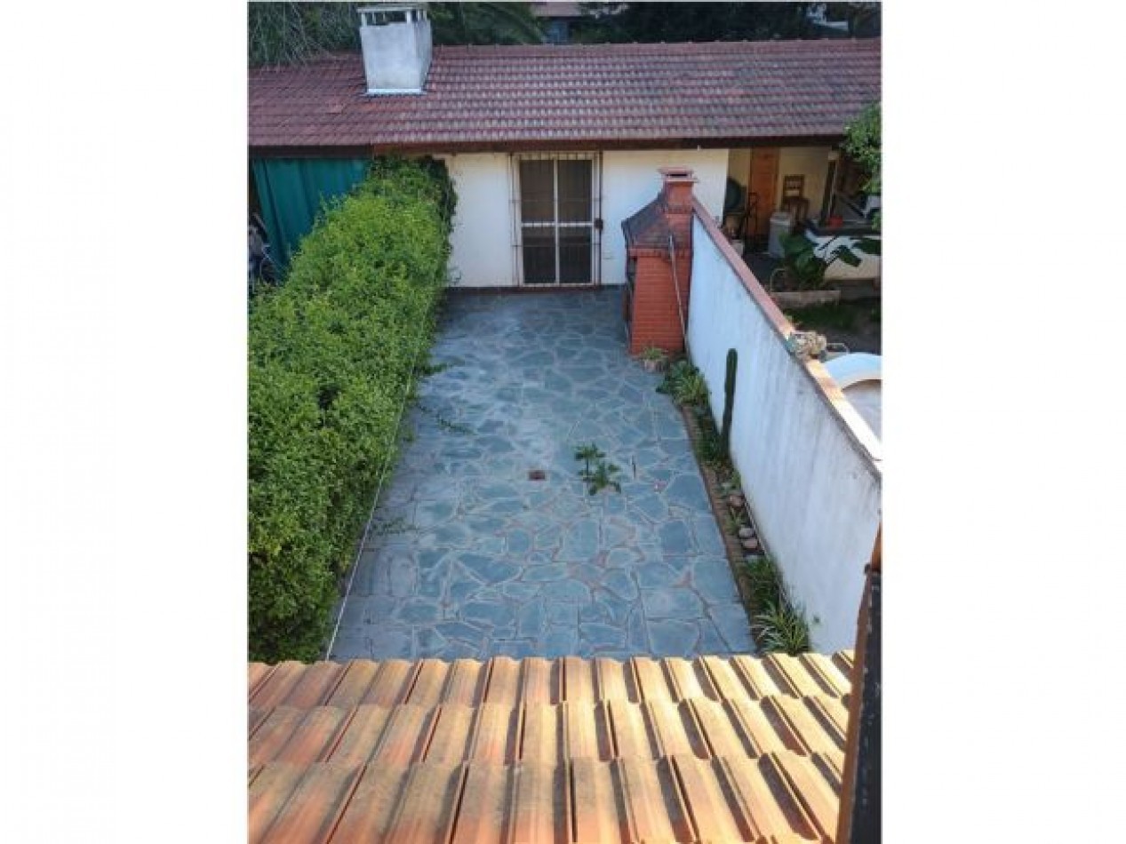 SE VENDE TRIPLEX 4 AMBIENTES EXCELENTE UBICACION !! SIN EXPENSAS