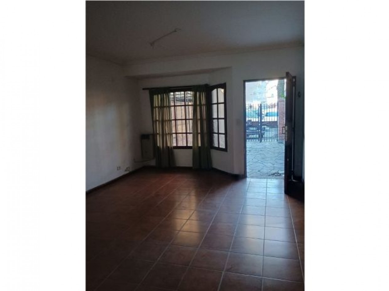 SE VENDE TRIPLEX 4 AMBIENTES EXCELENTE UBICACION !! SIN EXPENSAS