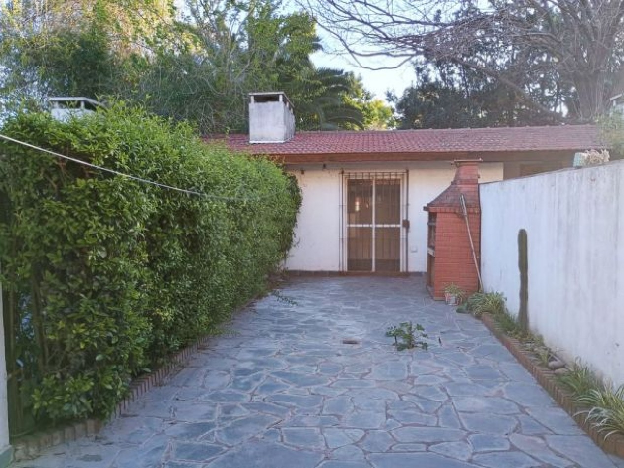 SE VENDE TRIPLEX 4 AMBIENTES EXCELENTE UBICACION !! SIN EXPENSAS