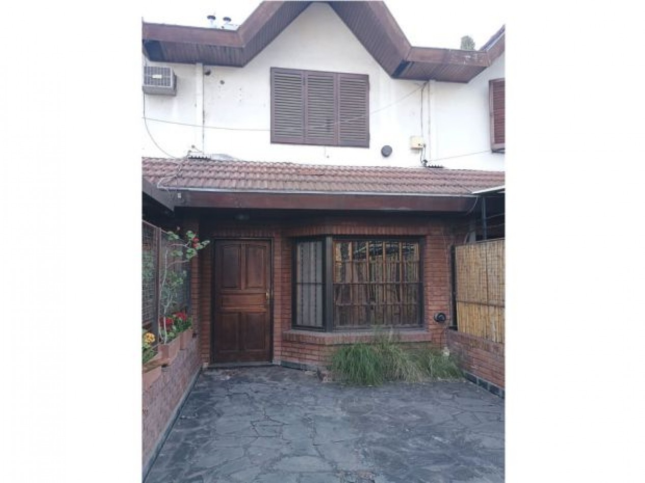 SE VENDE TRIPLEX 4 AMBIENTES EXCELENTE UBICACION !! SIN EXPENSAS