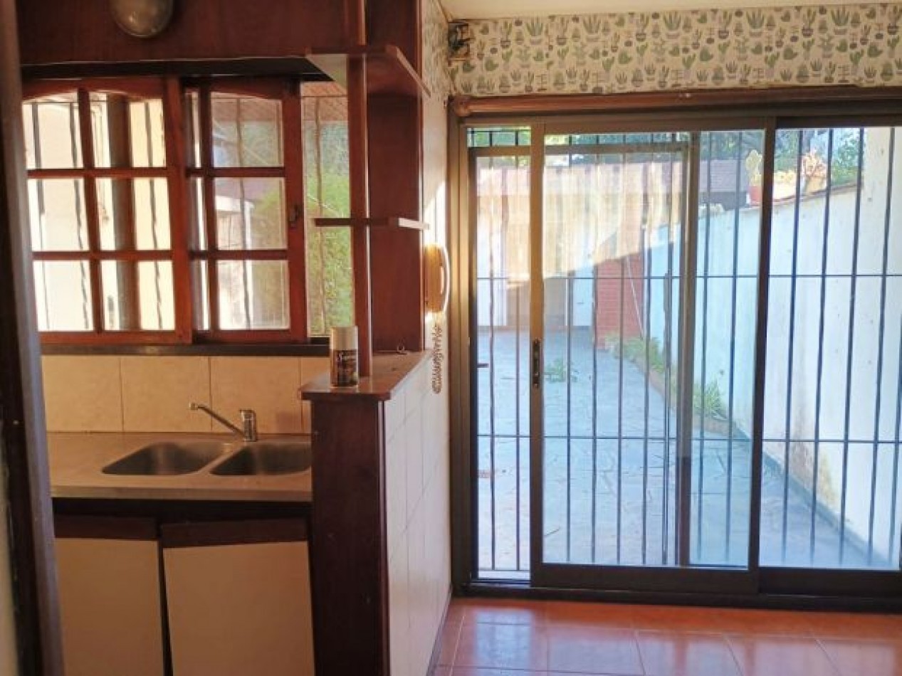 SE VENDE TRIPLEX 4 AMBIENTES EXCELENTE UBICACION !! SIN EXPENSAS