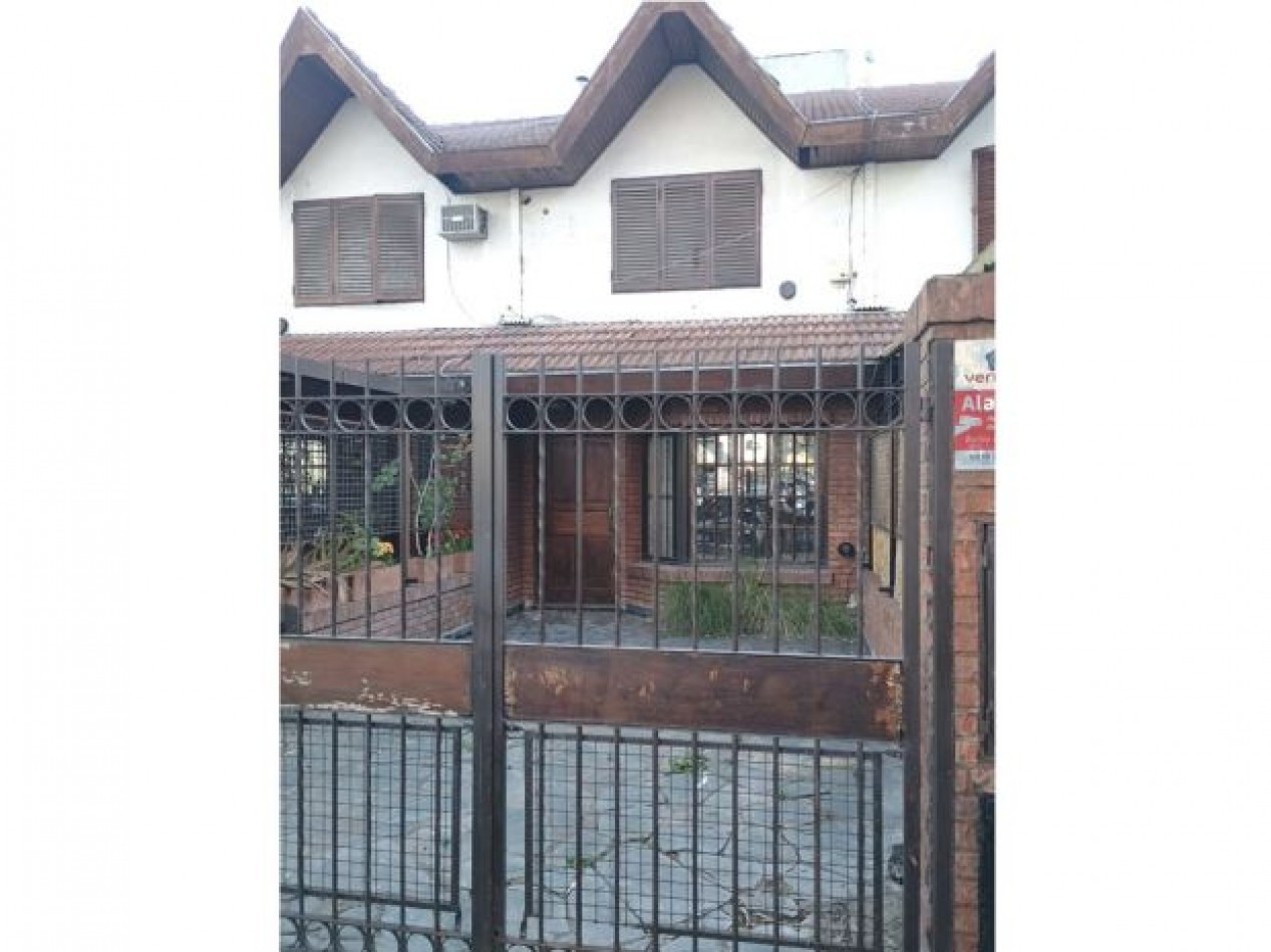 SE VENDE TRIPLEX 4 AMBIENTES EXCELENTE UBICACION !! SIN EXPENSAS