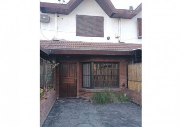 SE VENDE TRIPLEX 4 AMBIENTES EXCELENTE UBICACION !! SIN EXPENSAS